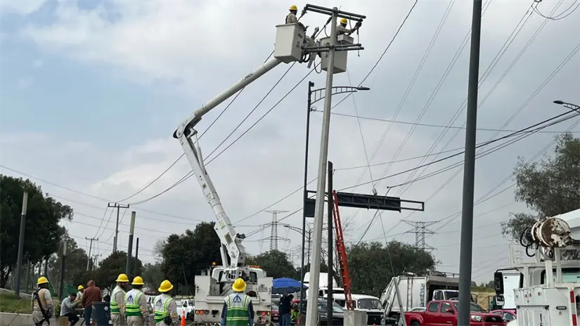 imagen recuadro Derribo de postes con cables afecta cuatro colonias en Iztapalapa.| Foto: Luis Antonio Alfaro