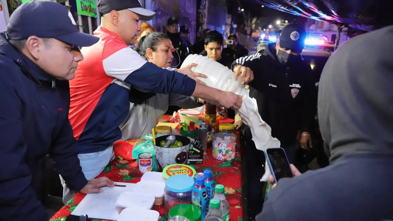 Personal de la demarcación retiró diversos puntos con la venta de alcohol ilegal. Foto: X @AlcaldiaAO