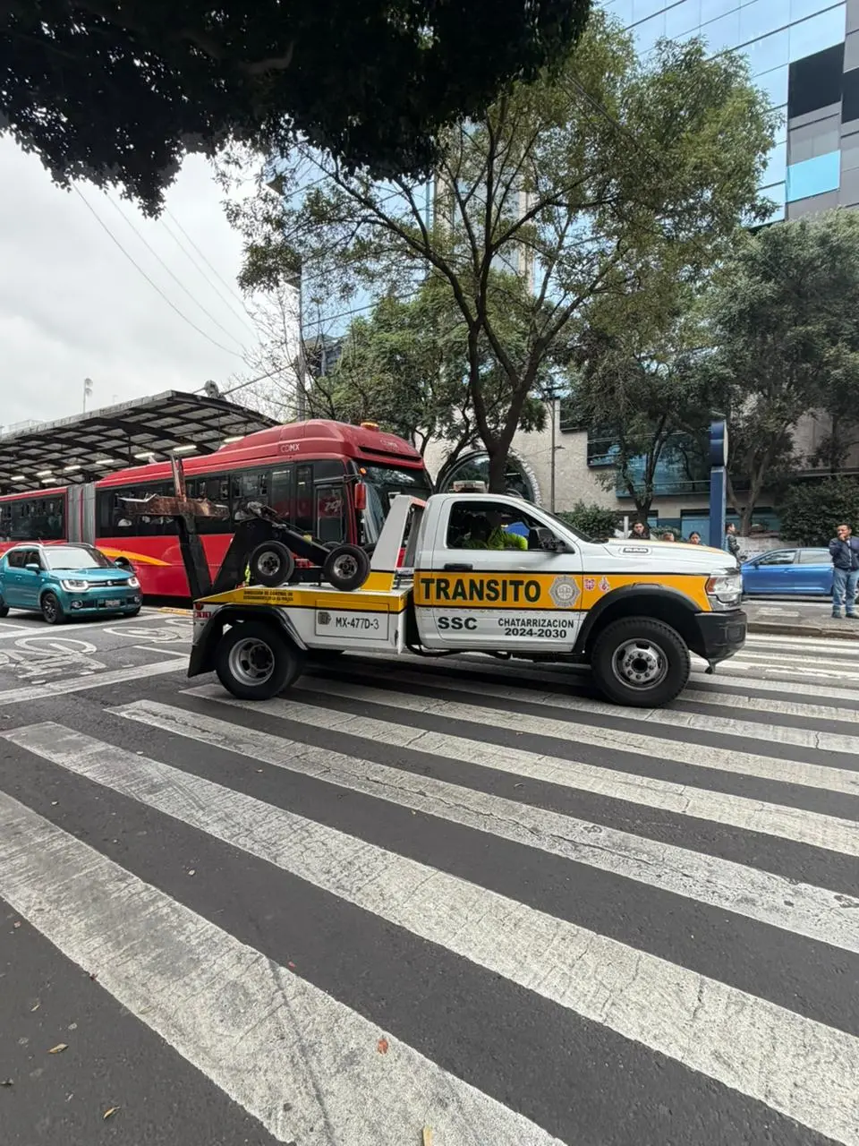 imagen recuadro Grúa en lugar de choque de auto en CDMX. Foto: Ramón Ramirez