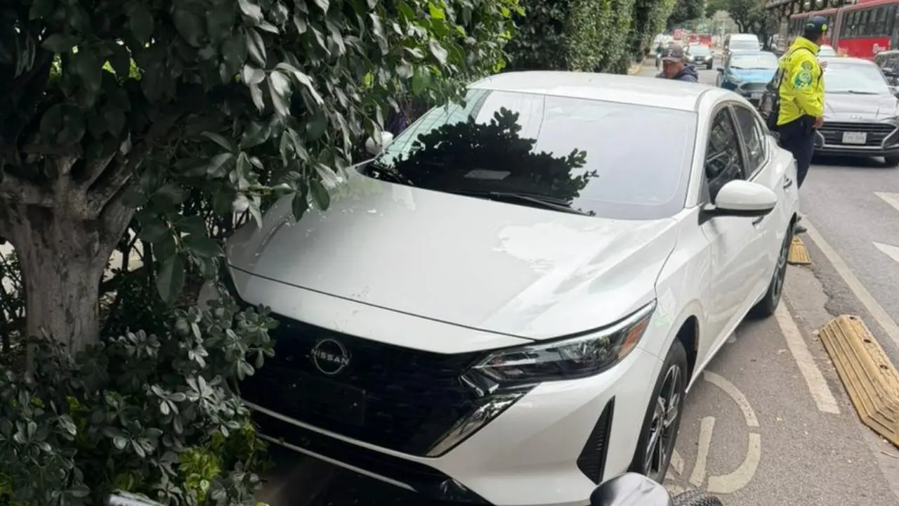 Auto que chocó en calles de CDMX y del cual el conductor huyó. Foto: Ramón Ramírez