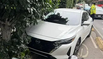 Conductor presuntamente ebrio choca y abandona vehículo oficial en Insurgentes, CDMX