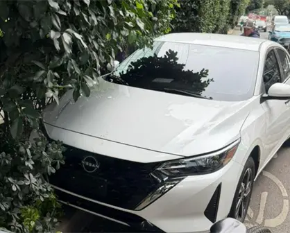 Conductor presuntamente ebrio choca y abandona vehículo oficial en Insurgentes, CDMX