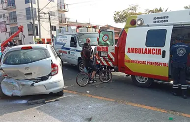 Accidente destroza autos en Nezahualc&oacute;yotl: dos personas resultan hospitalizadas