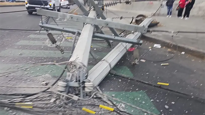 imagen recuadro Poste de luz que colapso en Iztapalapa. Foto: Ramón Ramírez