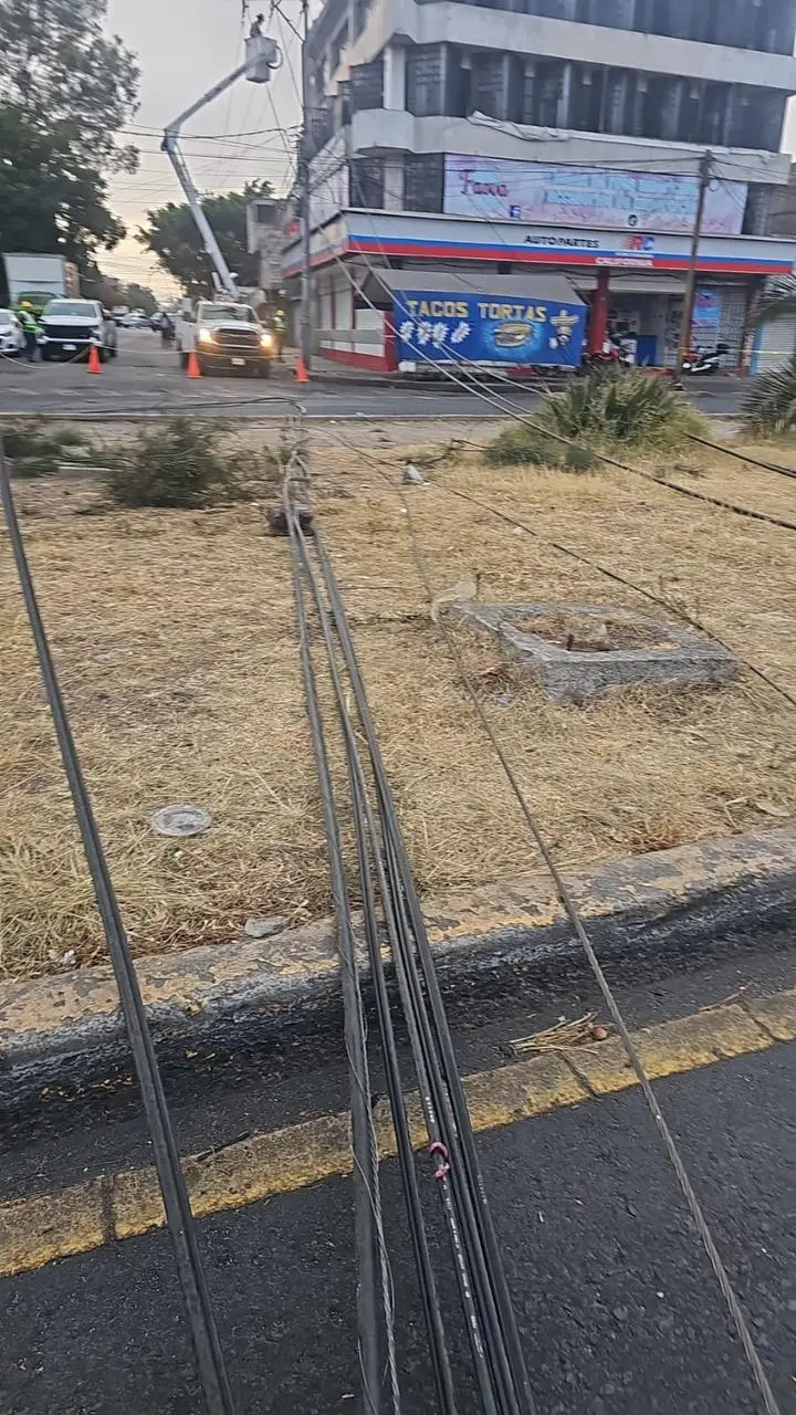imagen recuadro Cables del poste de luz que colapso en Iztapalapa. Foto: Ramón Ramírez