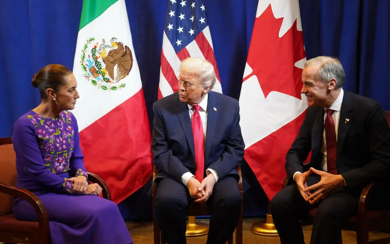 Claudia Sheinbaum, Donald Trump y Mark Carney en su primer encuentro trilateral. Foto: X (@Claudiashein)