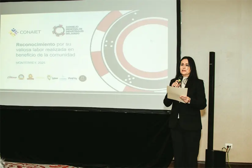  Linda Silva, representante de Foliatti Casino, durante la ceremonia de entrega de reconocimientos a ciudadanos ejemplares por parte del Consejo Regional de Industriales del Juego (CRIJU) y la organización SELIDER. Foto: CRIUJ y SELIDER