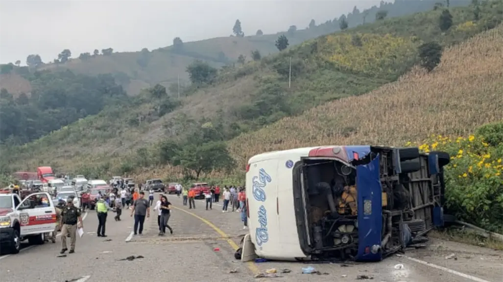 Volcadura de camión en Chiapas deja un muerto y 20 heridos en la autopista San Cristóbal de Las Casas