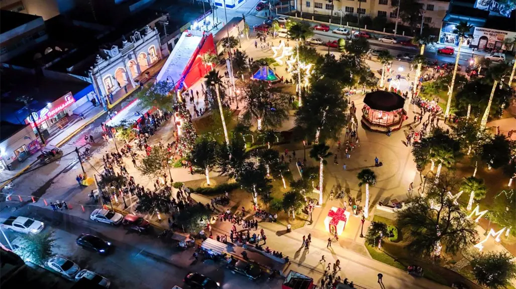 Raúl Cantú inaugura tobogán navideño y llena de vida la Plaza Principal de Salinas Victoria