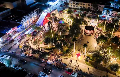 Raúl Cantú inaugura tobogán navideño y llena de vida la Plaza Principal de Salinas Victoria