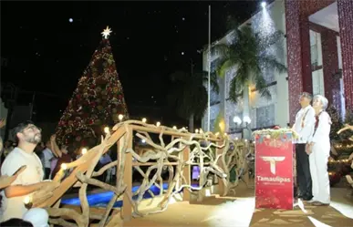 Encendido del pino reúne a miles de familias en una fiesta navideña en Ciudad Victoria