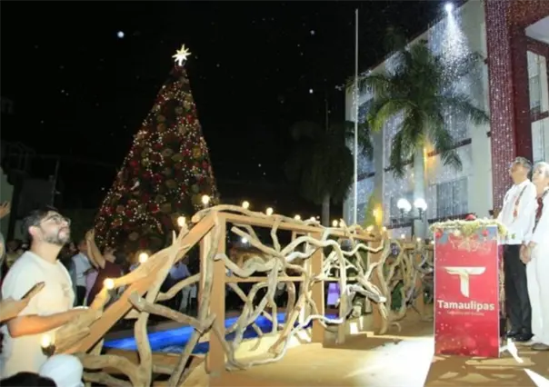 Encendido del pino reúne a miles de familias en una fiesta navideña en Ciudad Victoria