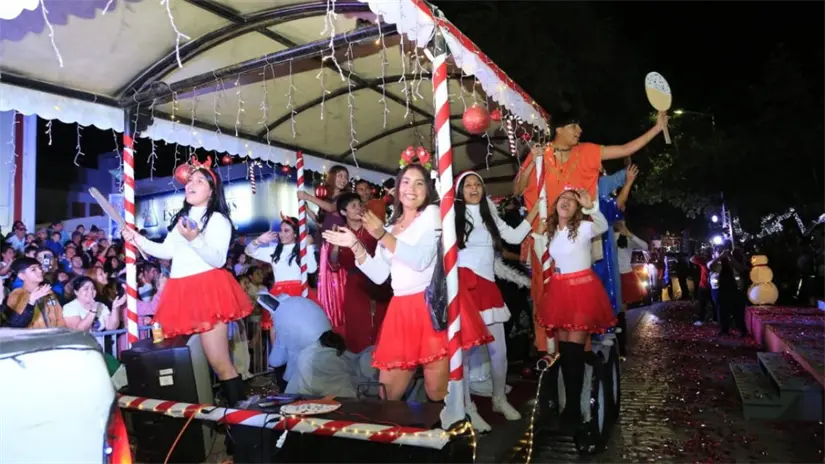 Contingentes de diferentes secretarías y delegaciones formaron parte del desfile navideño | Foto: gobierno de Tamaulipas