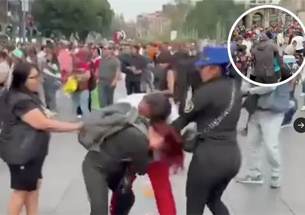 Violenta batalla campal entre comerciantes por espacios navide&ntilde;os en el Z&oacute;calo CDMX