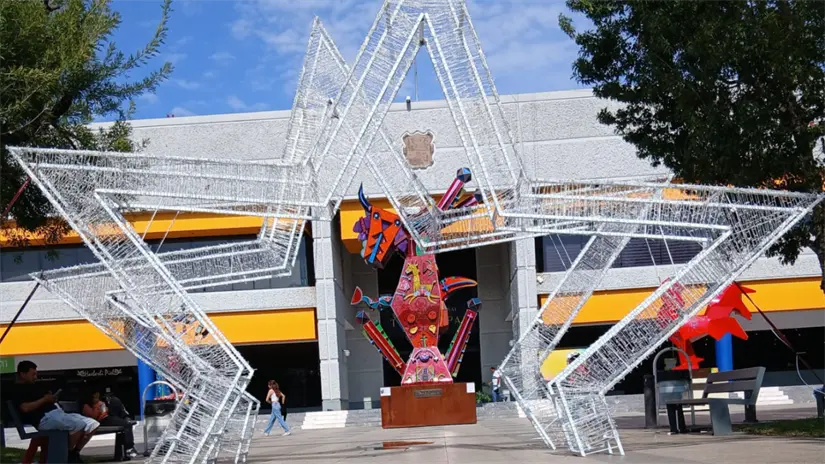 Las estrellas gigantes son el set de fotografías en la plaza Juárez | Foto: Perla Herrera
