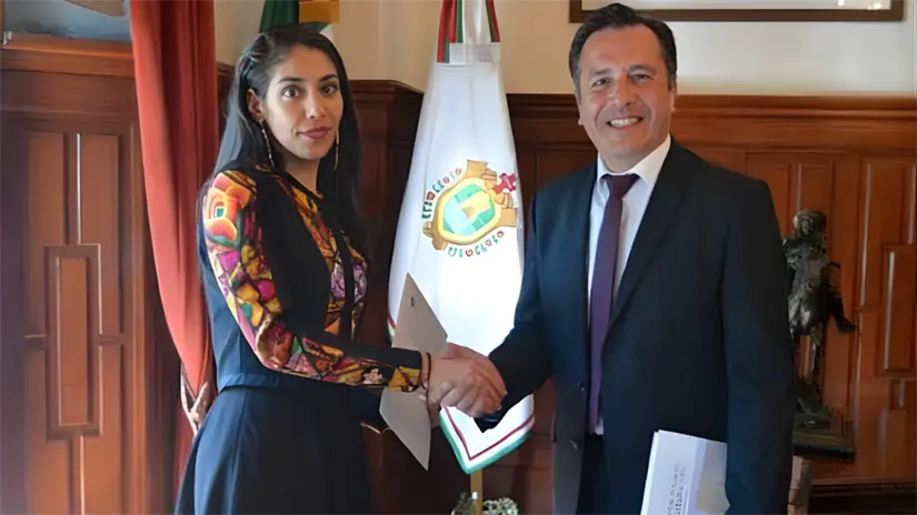 imagen recuadro Verónica Hernández a un lado del ex gobernador Cuitláhuac García/Foto: Archivo