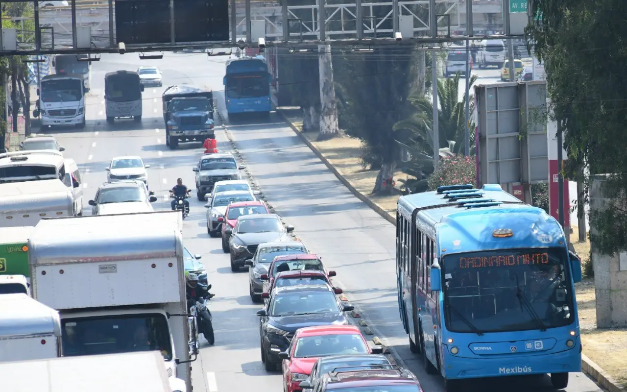 Una de las 38 cámaras instaladas en las cuatro líneas del Mexibús en el Estado de México. Foto: X/ @SEMOV_Edomex (Canva)