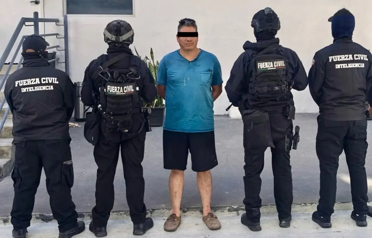 Fuerza Civil presentó a Julio N, de 48 años, quien era buscado por los delitos de homicidio y feminicidio en la Ciudad de México. Foto: Fuerza Civil