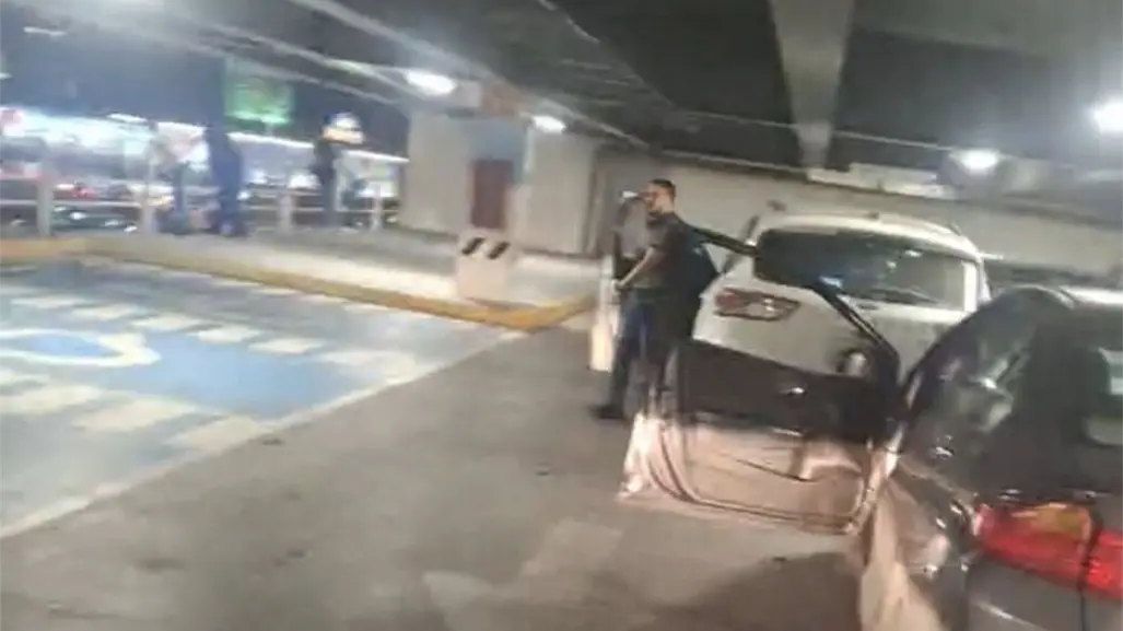VIDEO | Caos vehicular por compras navideñas colapsa salidas de Galerías Monterrey