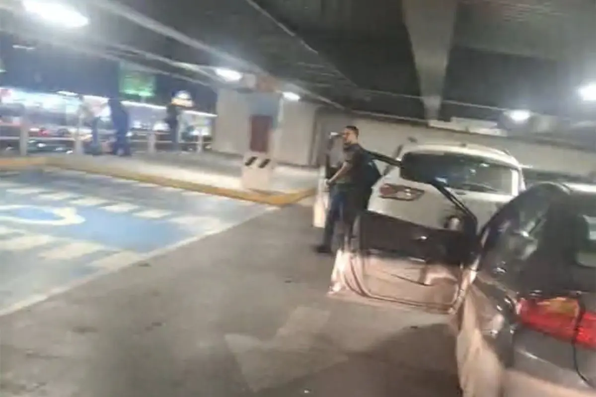 Caos vehicular en Galerías Monterrey. Foto: Que hacer en NL