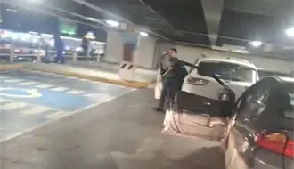 VIDEO | Caos vehicular por compras navideñas colapsa salidas de Galerías Monterrey