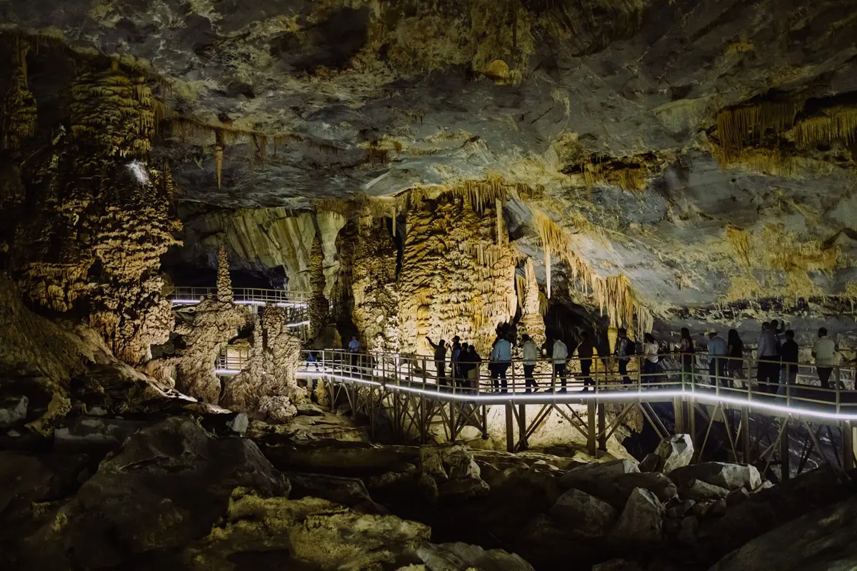 Las Grutas de Bustamante ofrece un espectáculo natural de formaciones rocosas que sorprenderá a turistas locales, nacionales y extranjeros. Foto: Facebook Iván Ochoa
