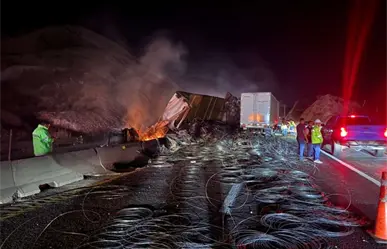 Cierran autopista Monterrey-Saltillo por incendio y choque de tracto camión