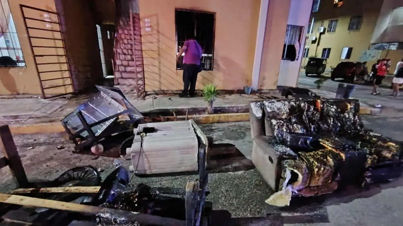Aspecto de los objetos dañados por un incendio generado por un sujeto tras un pleito en una vivienda de la Región 249 de Cancún.- Fuente Noticias Q.Roo