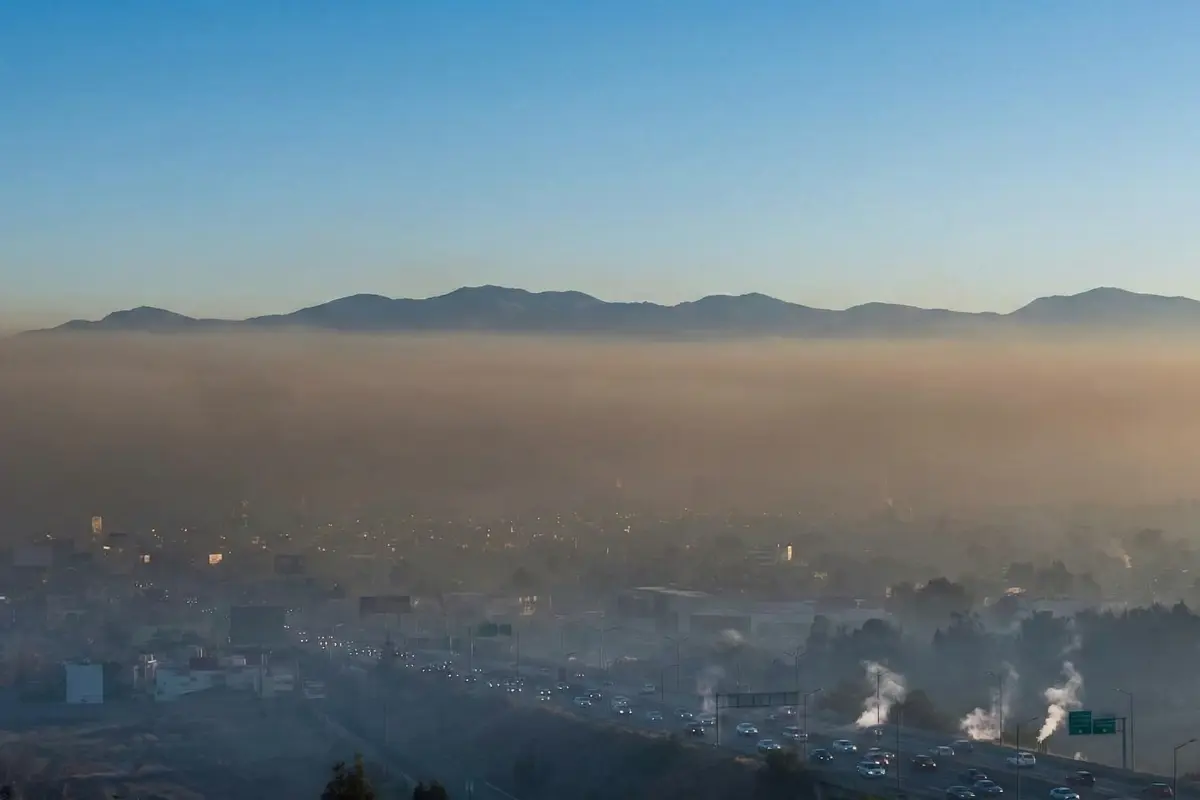 Inversión Térmica, por qué hace más frío y aumenta la contaminación en CDMX. Foto: IA