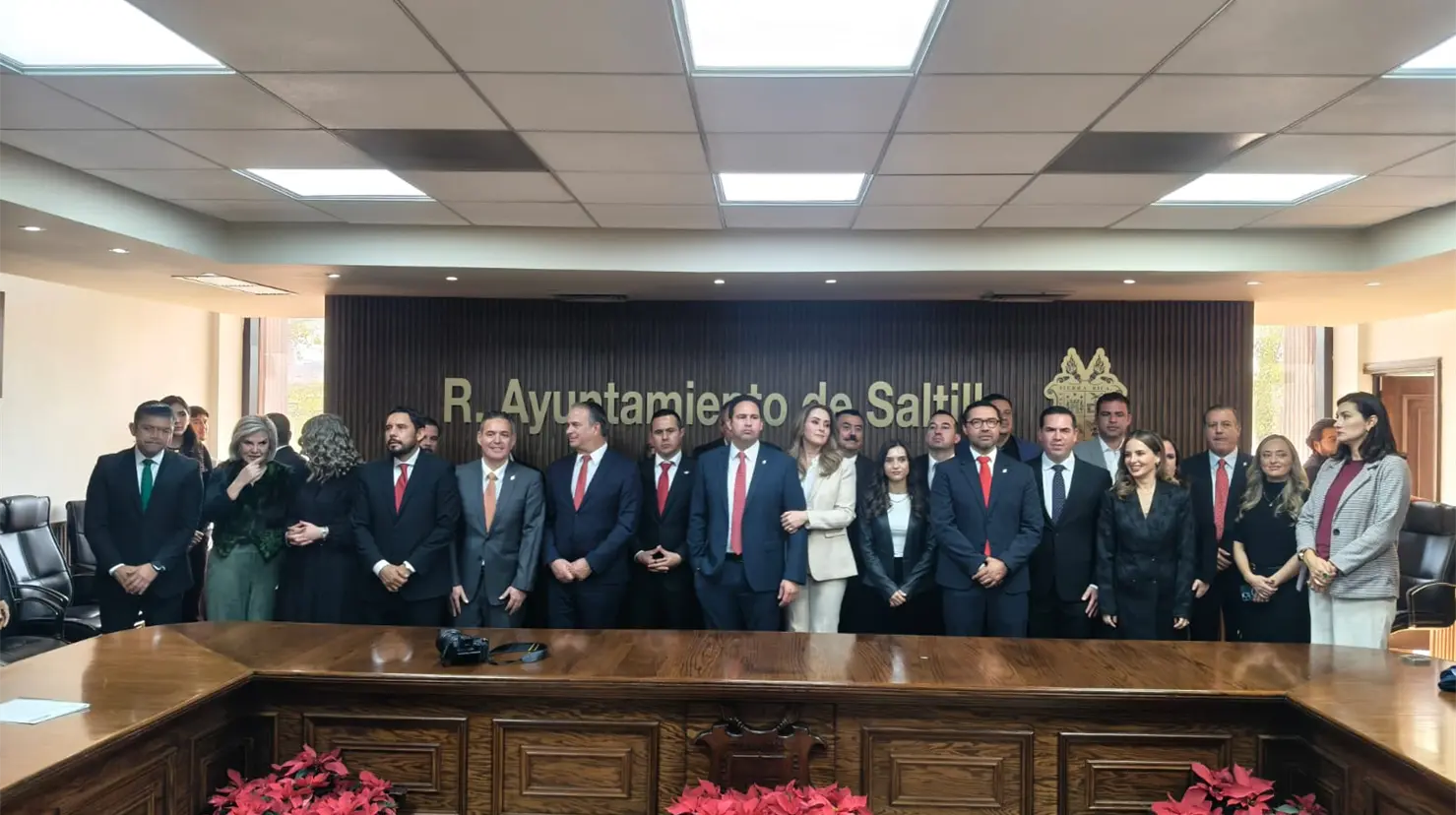 El alcalde de Saltillo, Javier Díaz, e integrantes del Cabildo. (Marco Juárez)