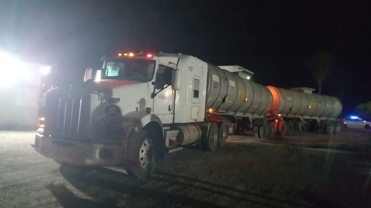 Aseguran 60 mil litros de hidrocarburo en Linares. Foto: FGR