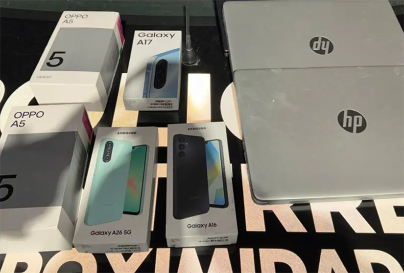 Durante la inspección, los policías aseguraron: Cinco cajas con teléfonos celulares de distintas marcas, dos laptops HP y una laptop Thinkpad. Foto: Policía de Monterrey.