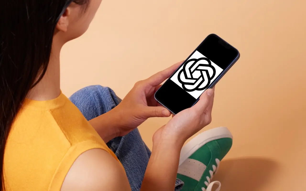 Mujer sosteniendo celular en sus manos y logo de ChatGPT. Foto: ChatGPT / Canva