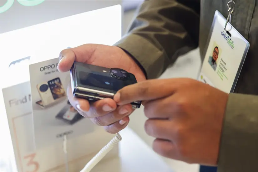 Persona manipulando celular. Foto: Jafet Moz