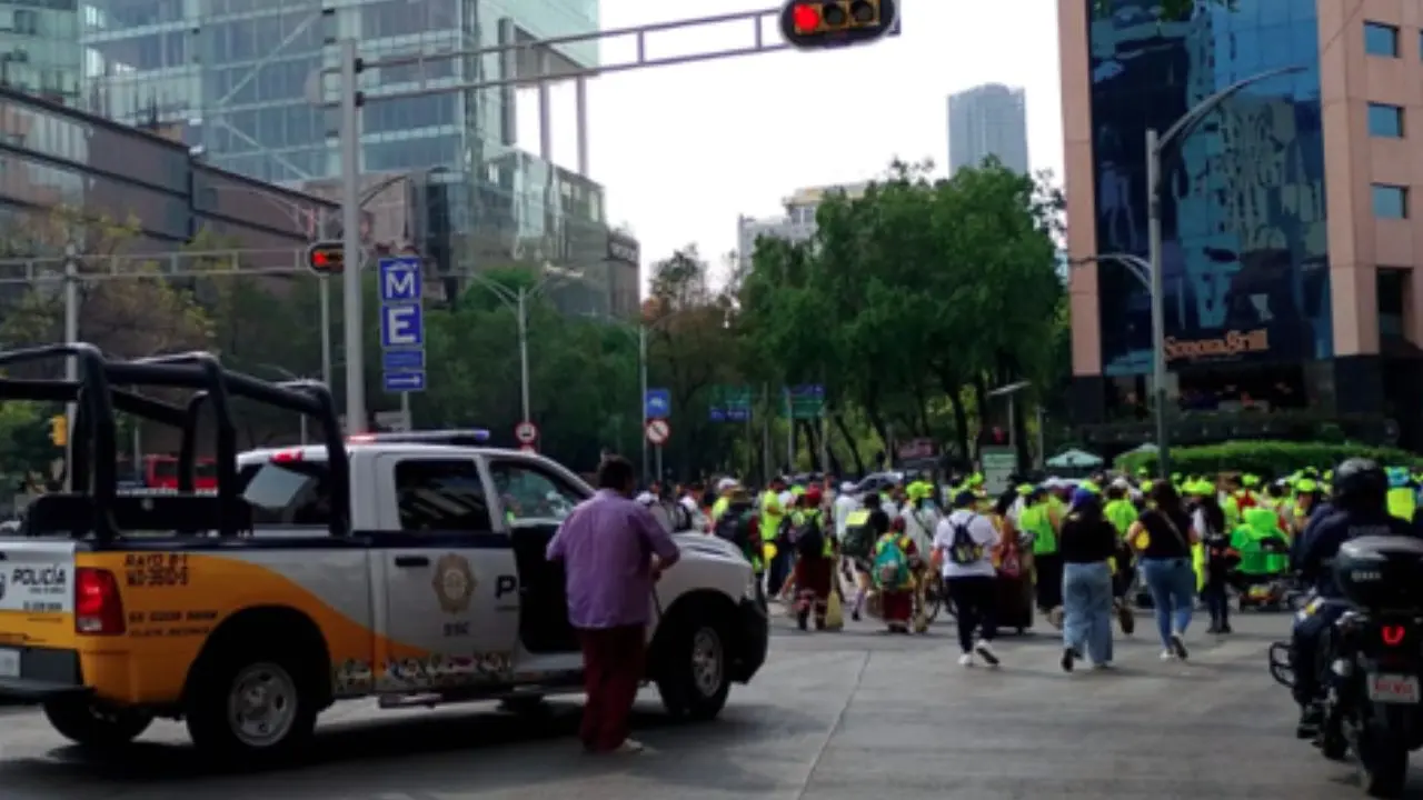Policía de tránsito capitalina detrás de marcha en CDMX.   Foto: X (@OVIALCDMX)