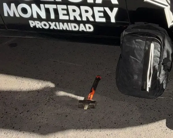 Uno de los objetos incautados fue el mazo con el que llevó a cabo el robo. Foto: Policía de Monterrey.