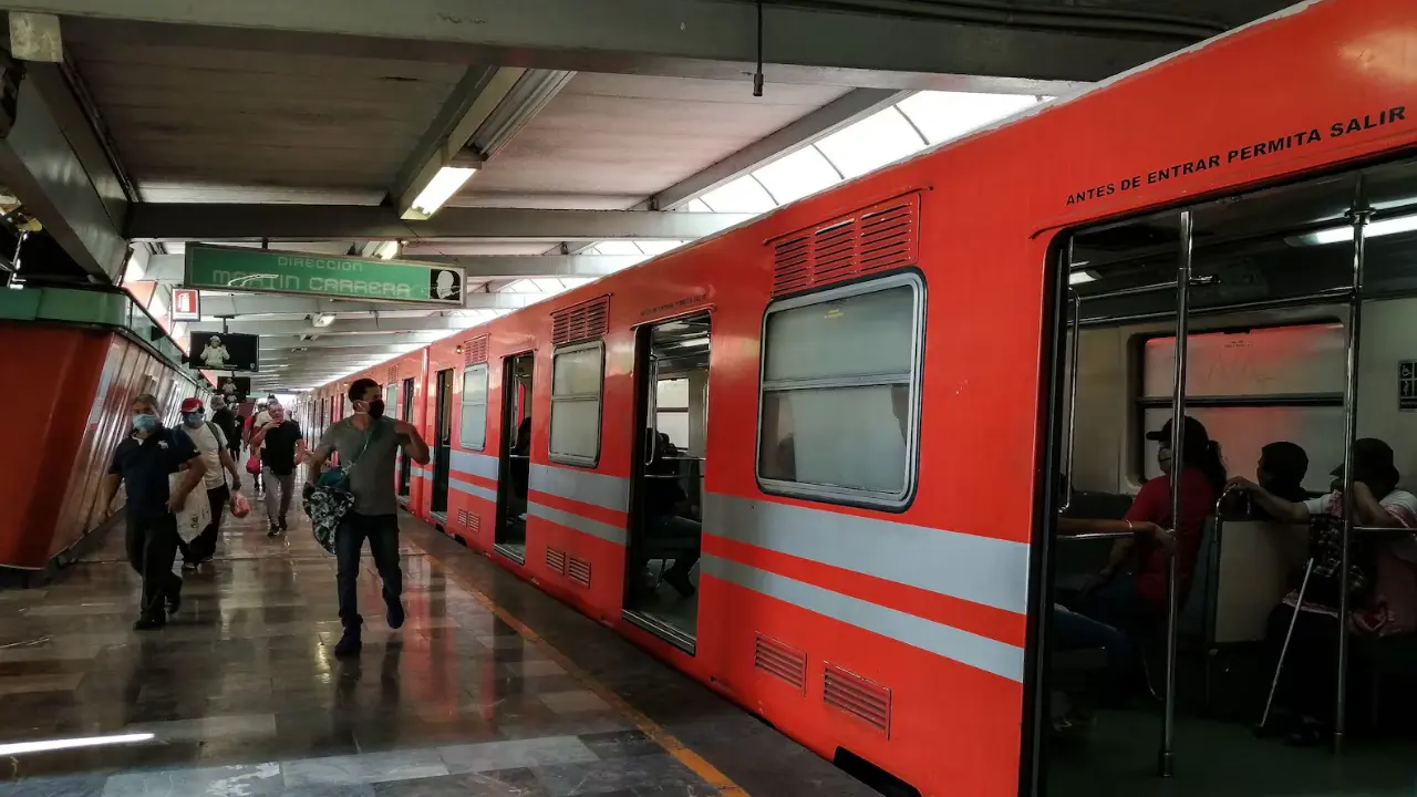 Metro de la línea 4 en CDMX. Foto: X @MetroCDMX | Canva