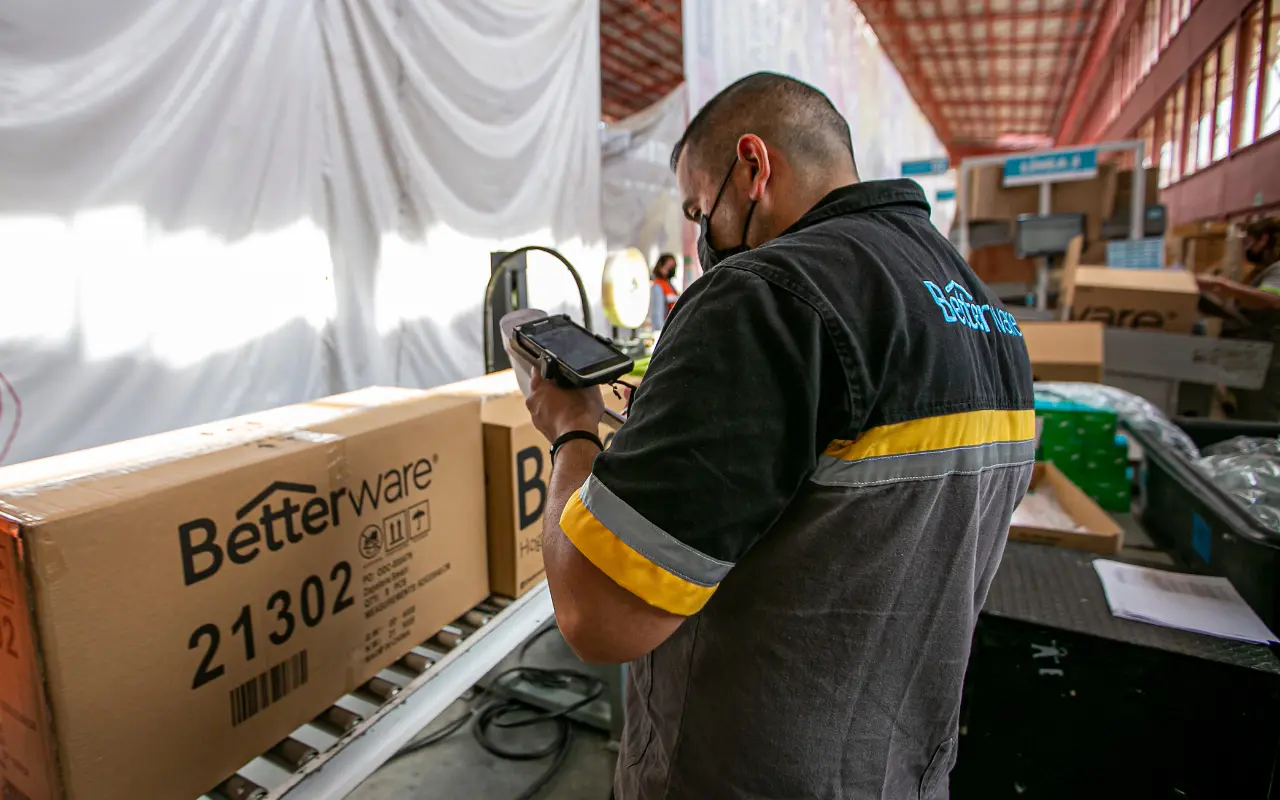 Trabajador de fábrica de Betterware. Foto: Gobierno de Jalisco