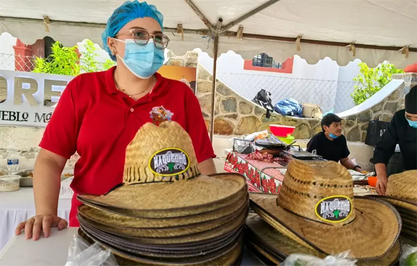 Familias y vendedores de comunidades rurales participaron con alimentos tradicionales como tamales, elotes y burritos en los módulos instalados para el MaQueCho 2025. Foto: Rocío Casas / POSTA Baja California Sur
