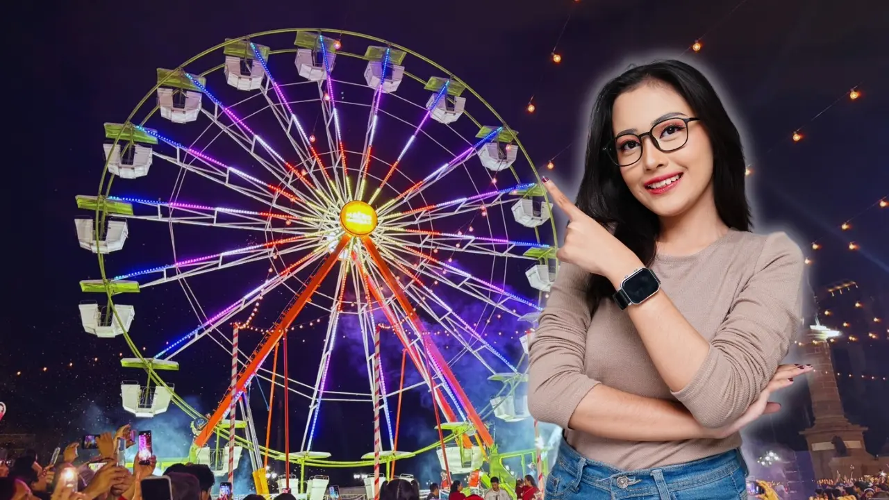 La rueda de la fortuna en el evento de MacroNavidad 2025 en Monterrey y una mujer señalando. Foto: POSTA I Canva