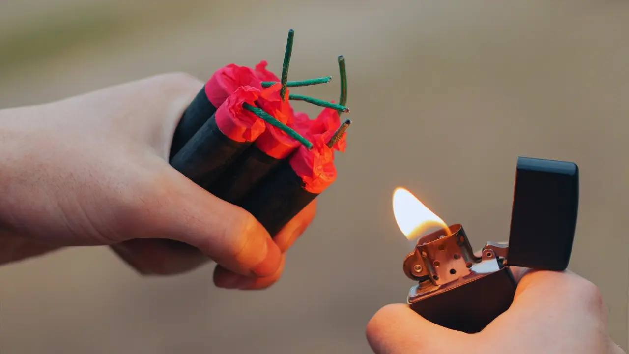 Un encendedor y cohetes. Foto: Canva
