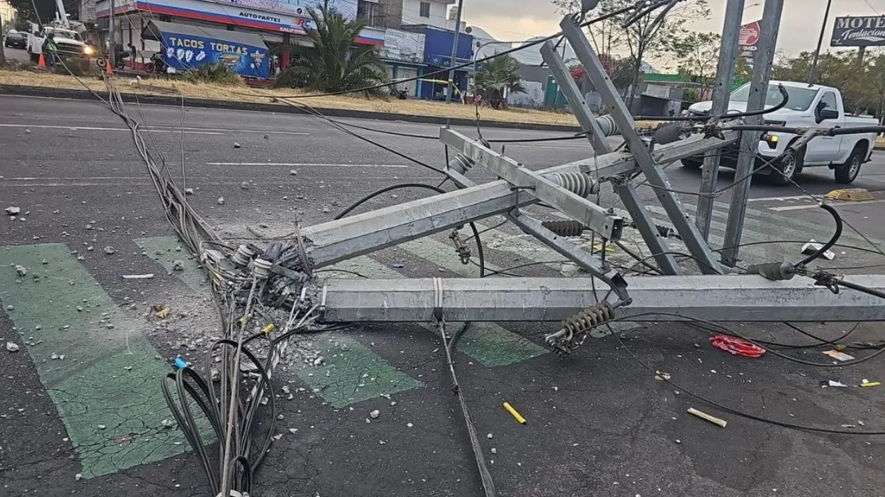 Poste de luz que colapso luego del paso de un vehículo de carga en calles de Iztapalapa Foto: Ramón Ramírez