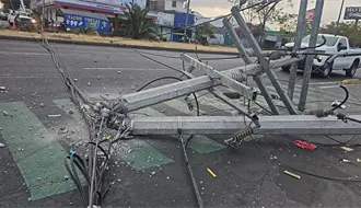 Colapso de postes deja sin luz a cuatro colonias en Iztapalapa