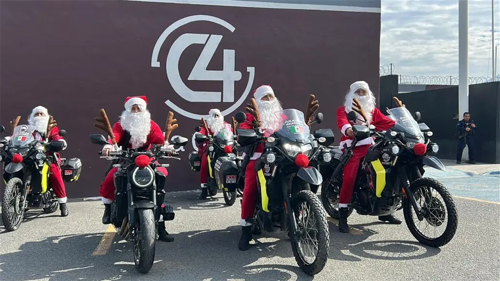 Santa Catarina sorprende con desfile de Poli Claus a niños del municipio