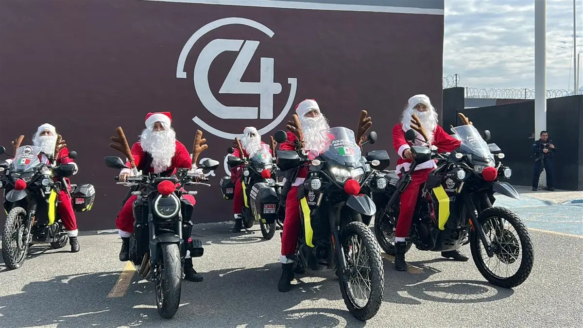 Poli Claus llevan espíritu navideño a colonias de Santa Catarina. Foto: Gobierno de Santa Catarina