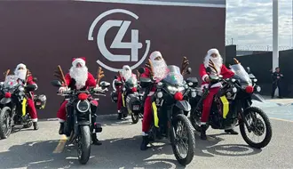 Santa Catarina sorprende con desfile de Poli Claus a niños del municipio