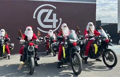 Santa Catarina sorprende con desfile de Poli Claus a niños del municipio