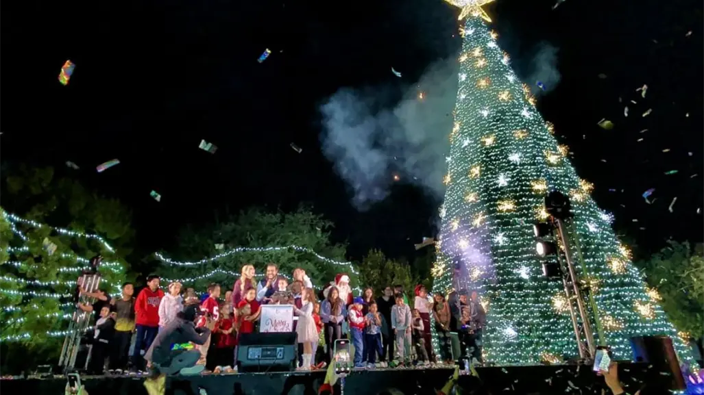 Gran encendido del Pino Navideño reúne a cientos de familias en Santa Catarina