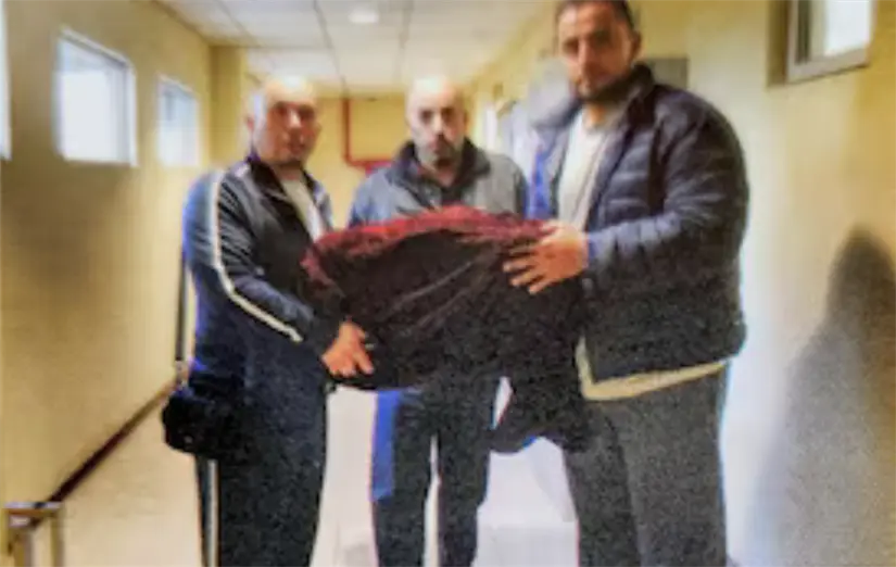 imagen recuadro Los hermanos Rivera abrazan la caja con las cenizas de Jenni Rivera (Foto: Archivo Lupillo Rivera / Tragos Amargos, Penguin Random House Grupo Editorial)