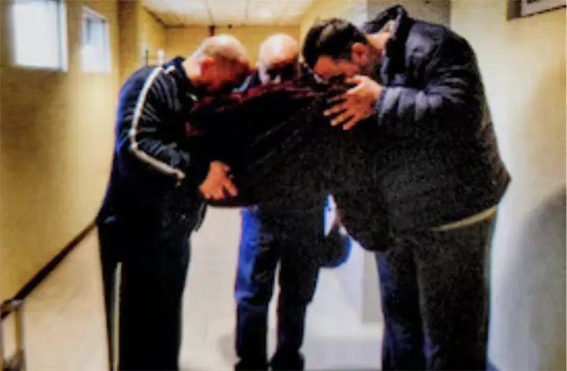 imagen recuadro Los hermanos Rivera abrazan la caja con las cenizas de Jenni Rivera (Foto: Archivo Lupillo Rivera / Tragos Amargos, Penguin Random House Grupo Editorial)